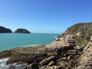 Vista panorâmica de Armação dos Búzios, no estado do Rio de Janeiro, mostrando a costa e a vegetação local — fotografia de TMbux.