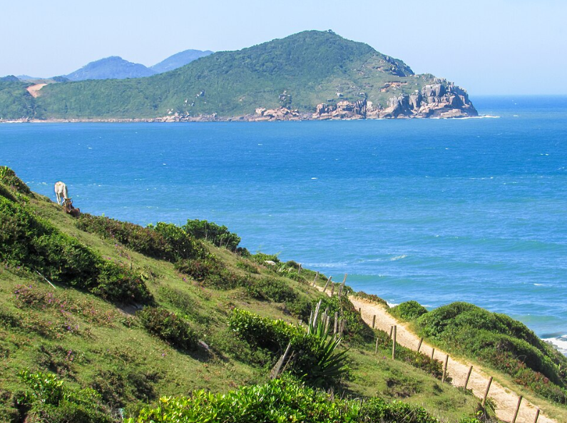 Vista da Praia do Rosa, em Imbituba (SC), parte da Área de Proteção Ambiental da Baleia Franca — fotografia de Thikosovski.